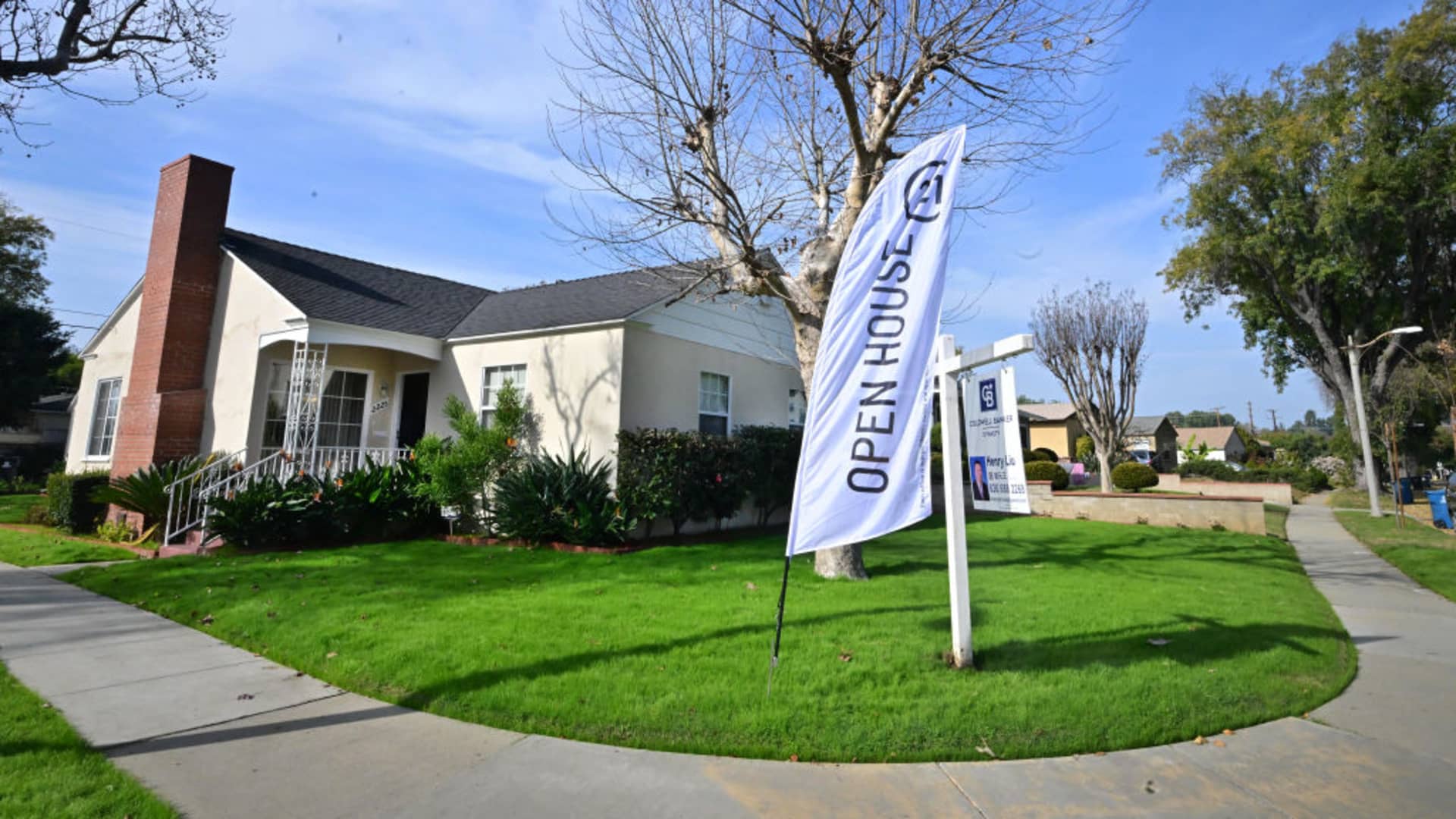 Homebuyer demand pushes mortgage applications higher, even as interest rates inch up again