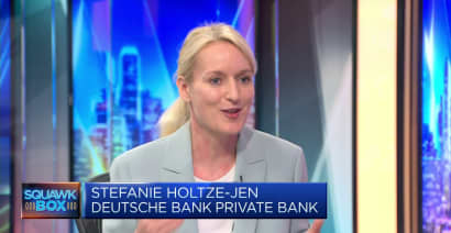 The dollar is 'between two forces,' Deutsche Bank says