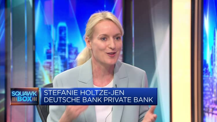 The dollar is 'between two forces,' Deutsche Bank says
