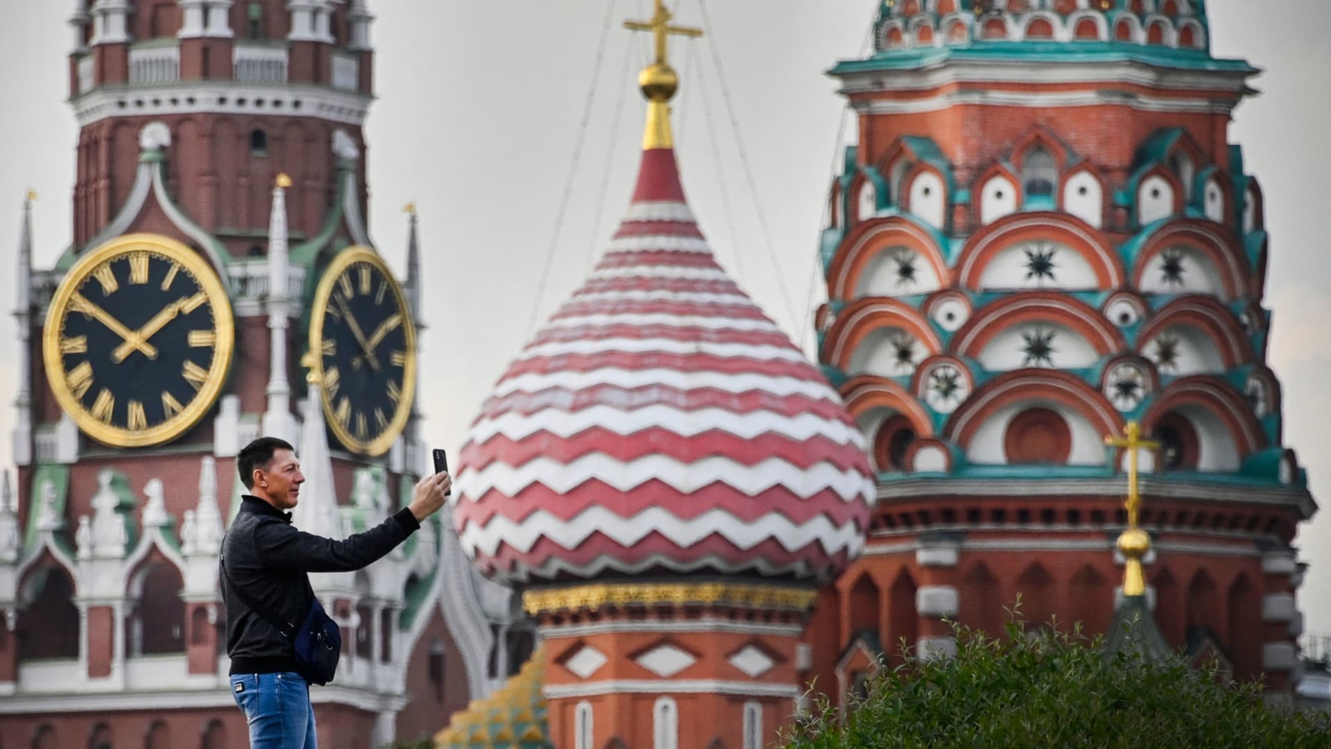 A man makes a selfie photo in front of the Kremlin's Spasskaya tower and St. Basil's cathedral in downtown Moscow on September 11, 2023. Russia's Elections Commission said that the pro-Kremlin United Russia part had won local elections in four regions of Ukraine occupied by Russian forces, in a vote dismissed by Kyiv. (Photo by Alexander NEMENOV / AFP) (Photo by ALEXANDER NEMENOV/AFP via Getty Images)