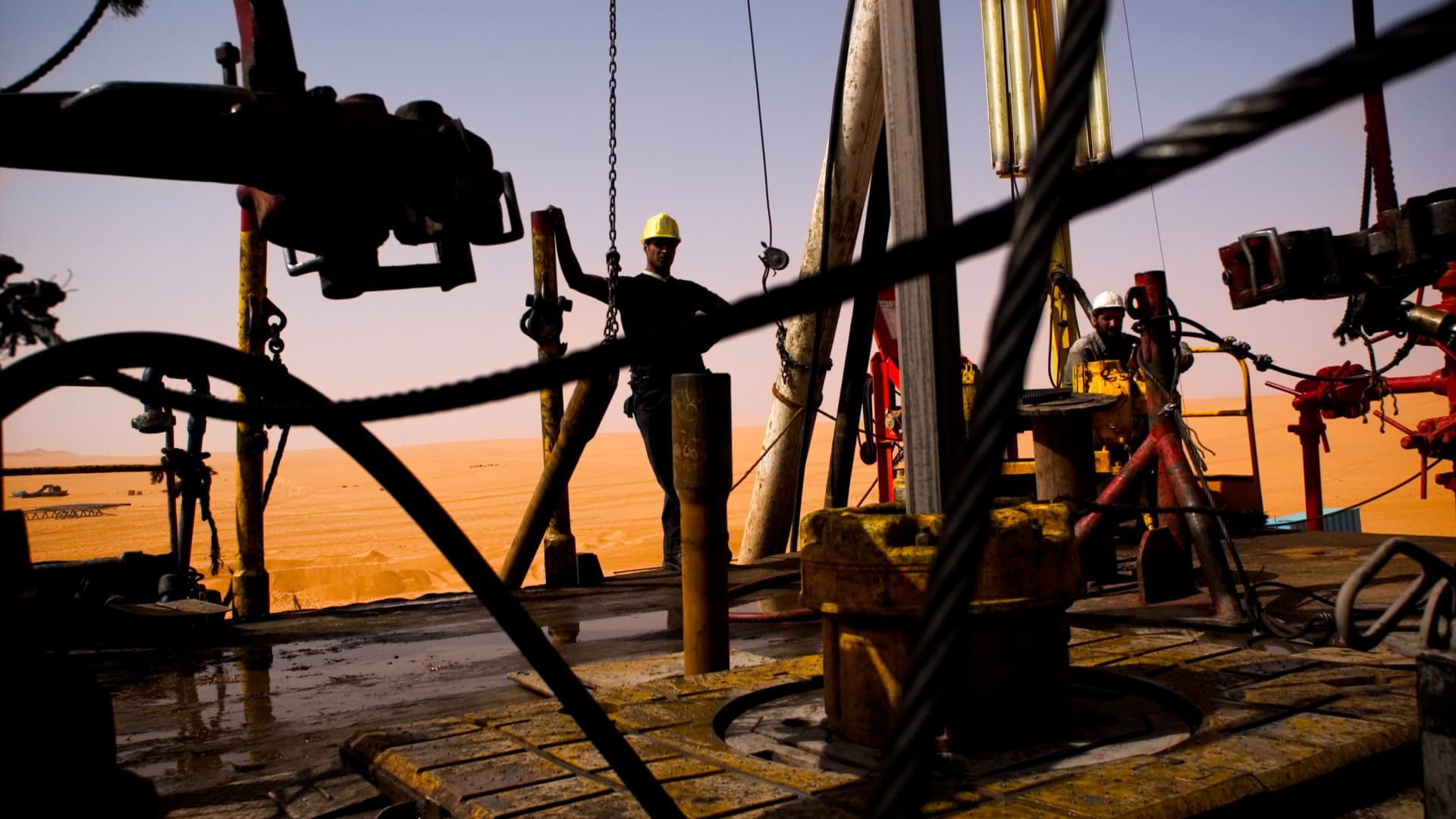 Ceny ropy są stabilne, ponieważ inwestorzy rozważają ponowne uruchomienie libijskich pól naftowych i napięcia na Bliskim Wschodzie