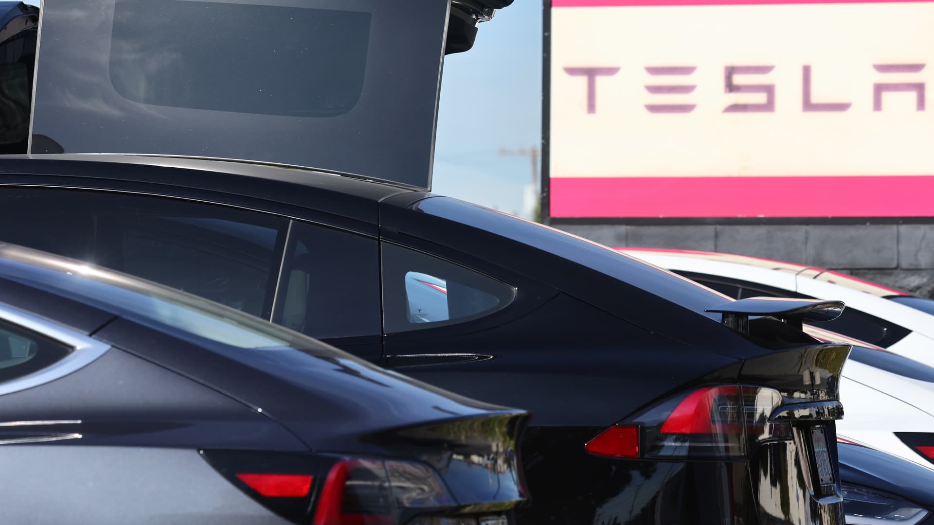 Tesla recalls nearly 200,000 vehicles in the U.S. over rearview camera bug
