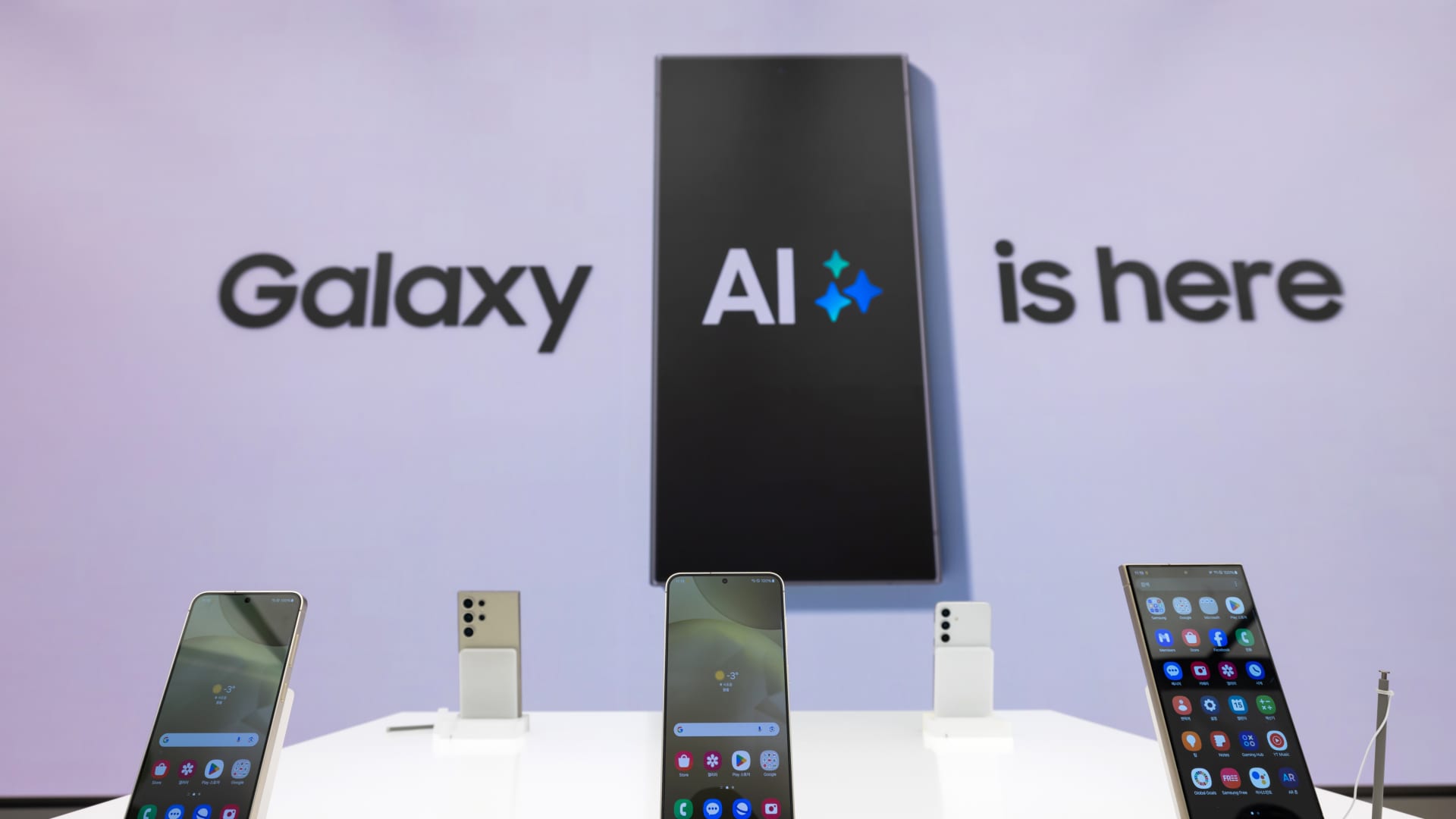 Smartphone giants like Samsung are going to talk up 'AI phones' this year â here's what that means