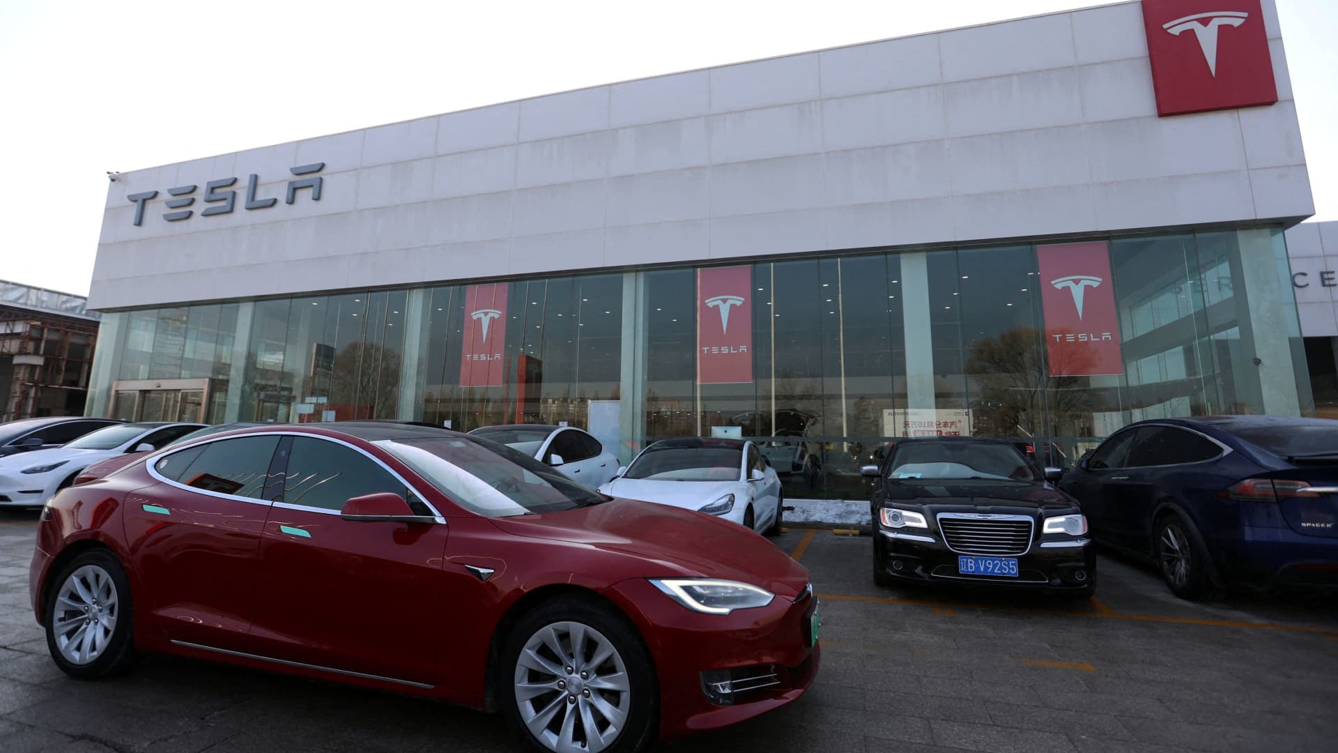 Tesla’s stock wraps up one of its worst quarters on record as global dominance wanes Auto Recent