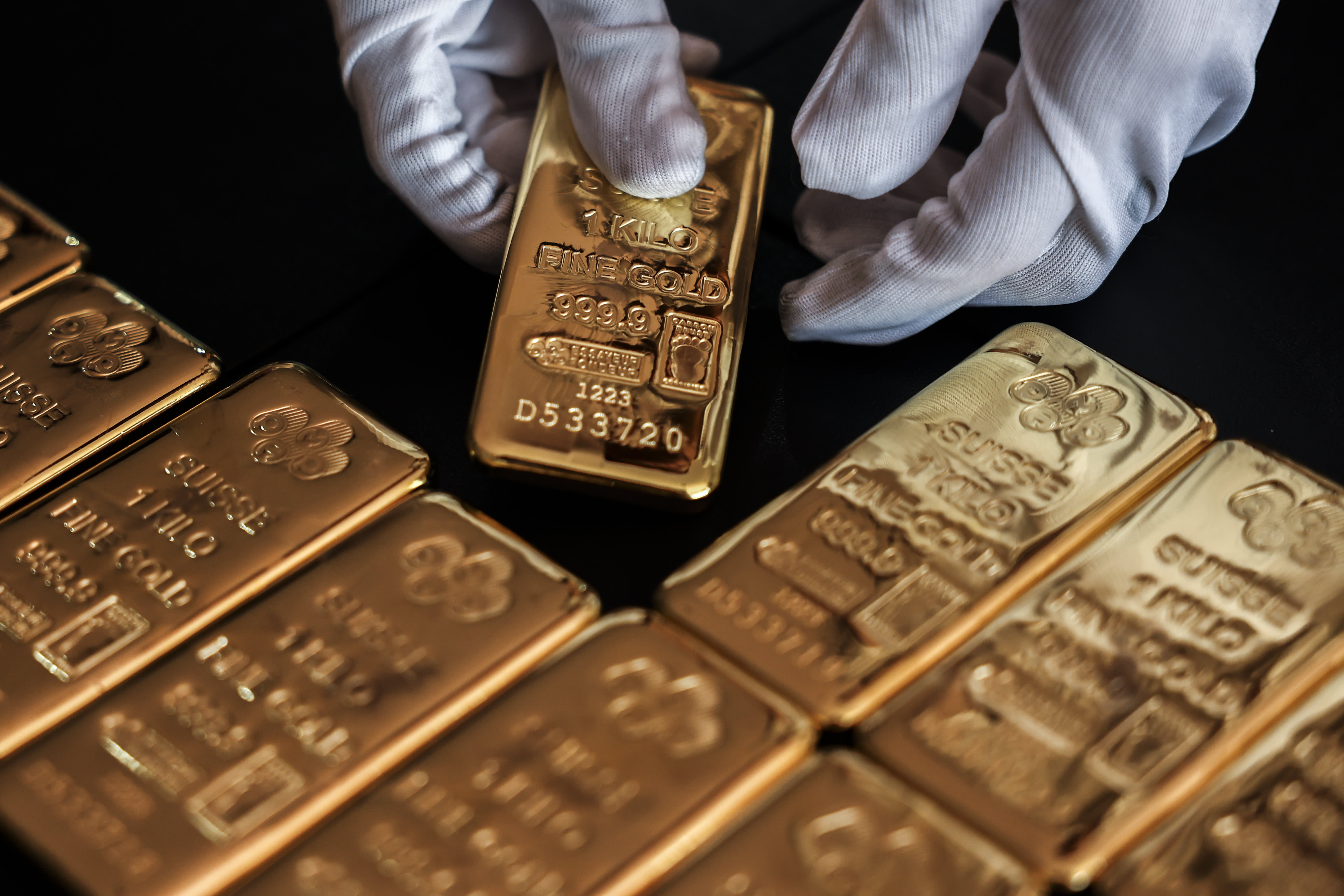 Gold prices decline following strong U.S. economic data indicating a resilient economy