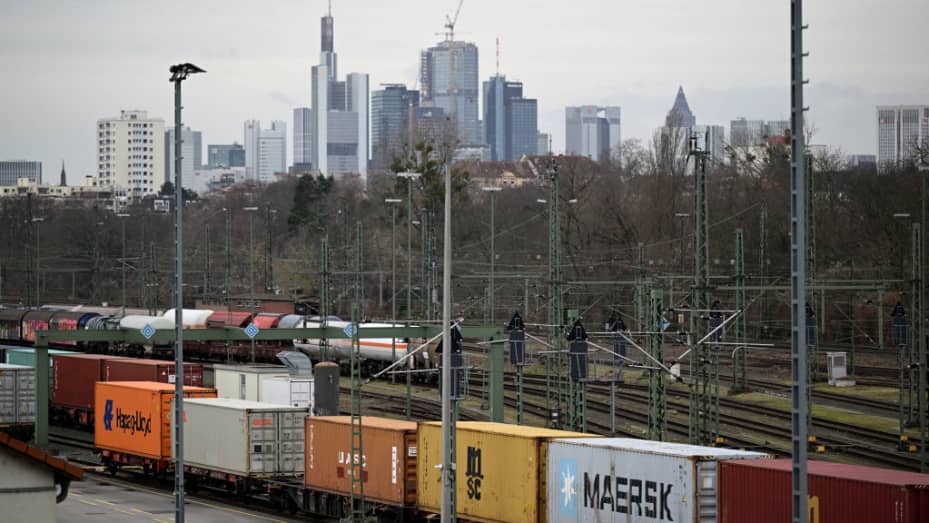 Trenes de carga se encuentran en las vías del tren en una estación de transbordo en Frankfurt am Main, oeste de Alemania, mientras se puede ver el horizonte de la ciudad al fondo, el 23 de enero de 2024.