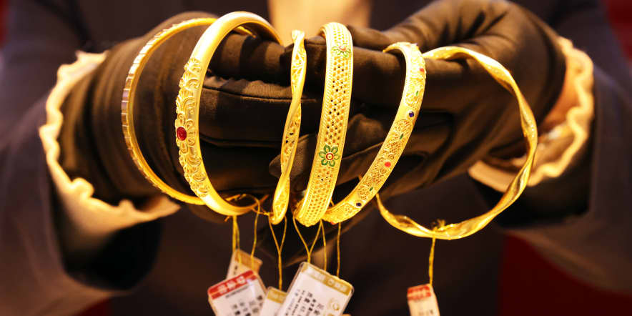 China has a 'fake gold' problem — locals are getting scammed into buying artificial jewelry 