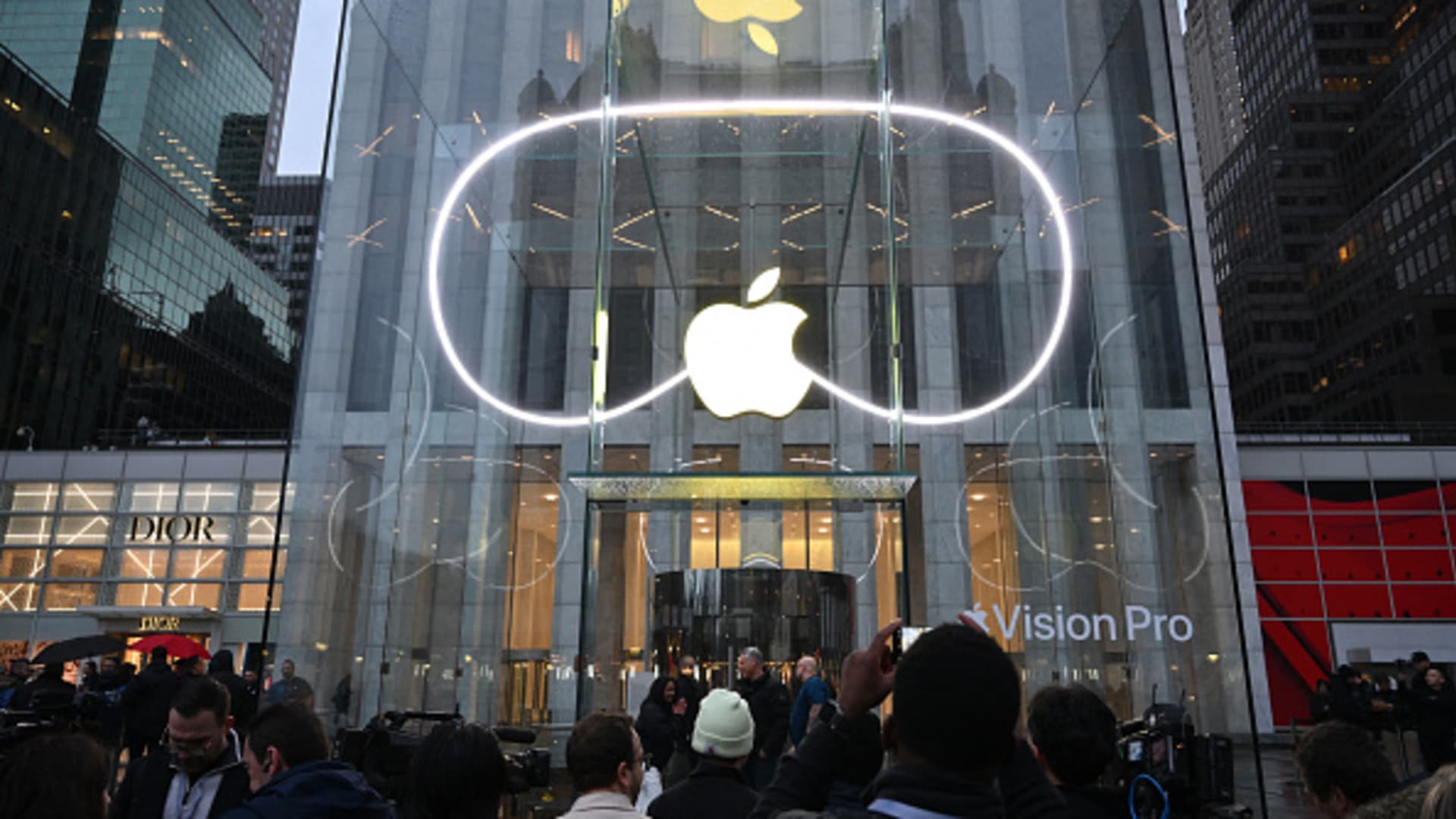 People line up outside the New York Apple Store on February 2, 2024, as the Vision Pro headset is released in US Apple stores. The Vision Pro, the tech giant's $3,499 headset, is its first major release since the Apple Watch nine years ago.