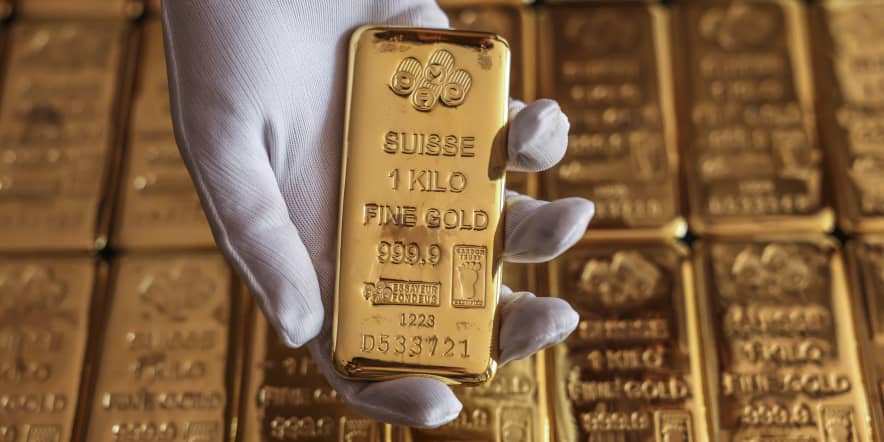 Gold gains on weaker dollar, political tensions