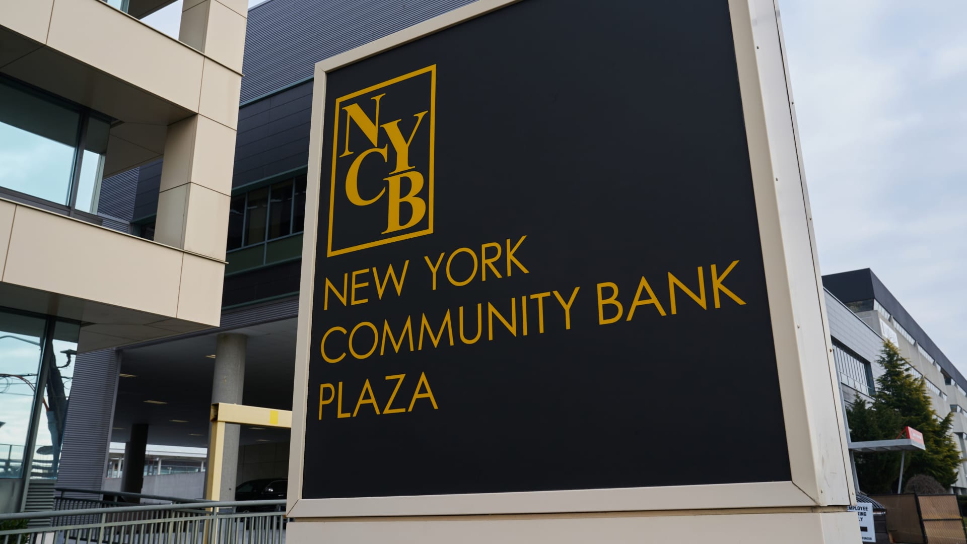 NYCB shares whipsaw after financial institution appoints new chairman, following spiral on credit score downgrades