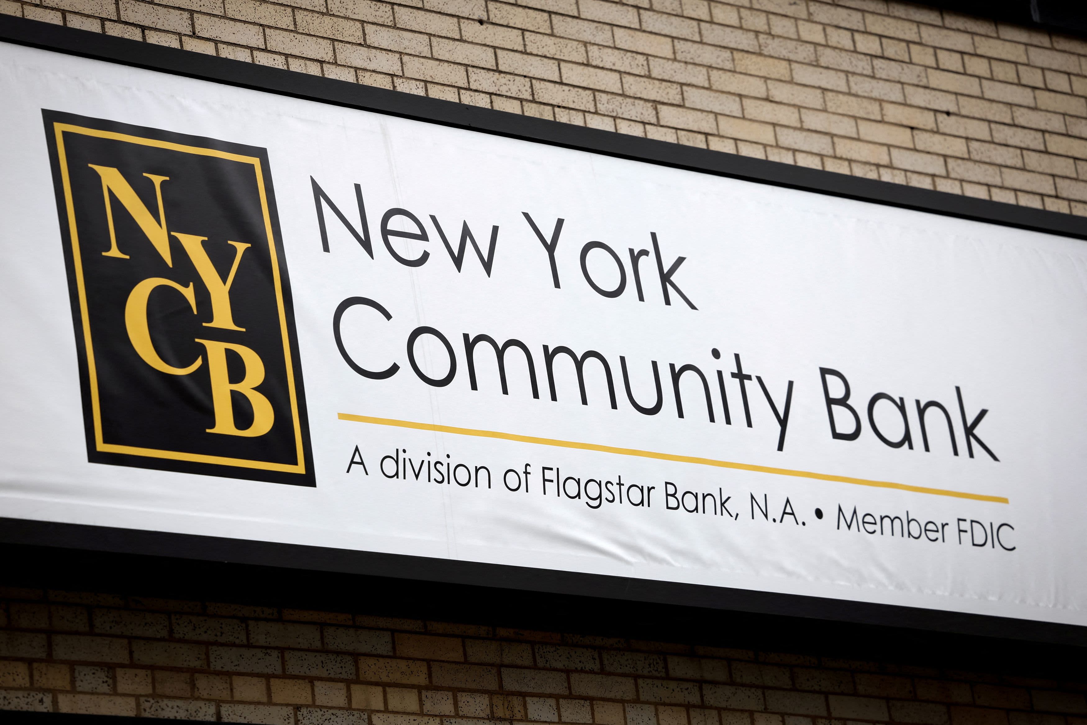 Beberapa simpanan di New York Commercial Bank mungkin berisiko setelah Moody's kembali menurunkan peringkatnya