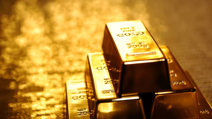 Gold prices extended a record run on Wednesday as concerns of rising inflation boosted demand for gold as a hedge, with bullion traders shrugging off doubts over an imminent U.S. interest rate cut and rising Treasury yields.