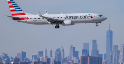 American Airlines swings to a loss, but tops estimates for Q2 forecast