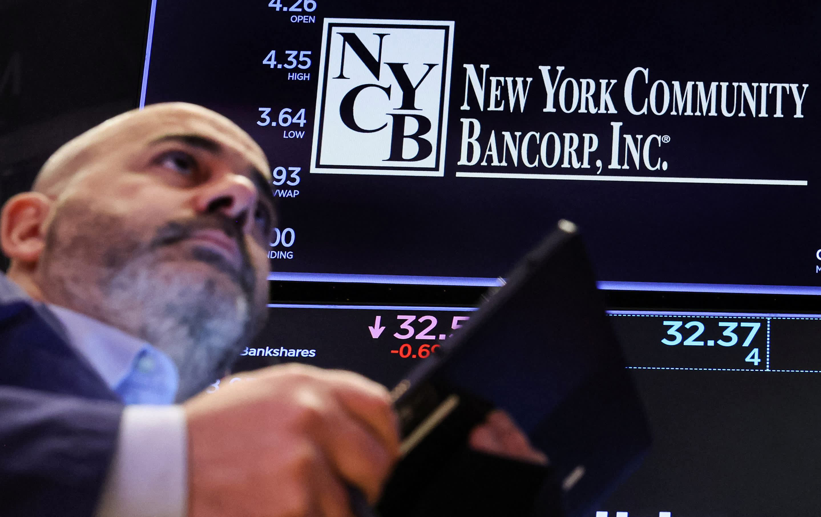 Les actions de New York Community Bancorp ont chuté de 40 % et ont stagné suite à des informations selon lesquelles la banque en difficulté cherchait une injection de liquidités.
