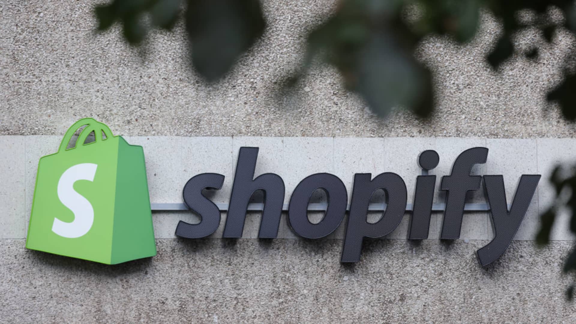 Shopify shares plunge 18% on weak steering