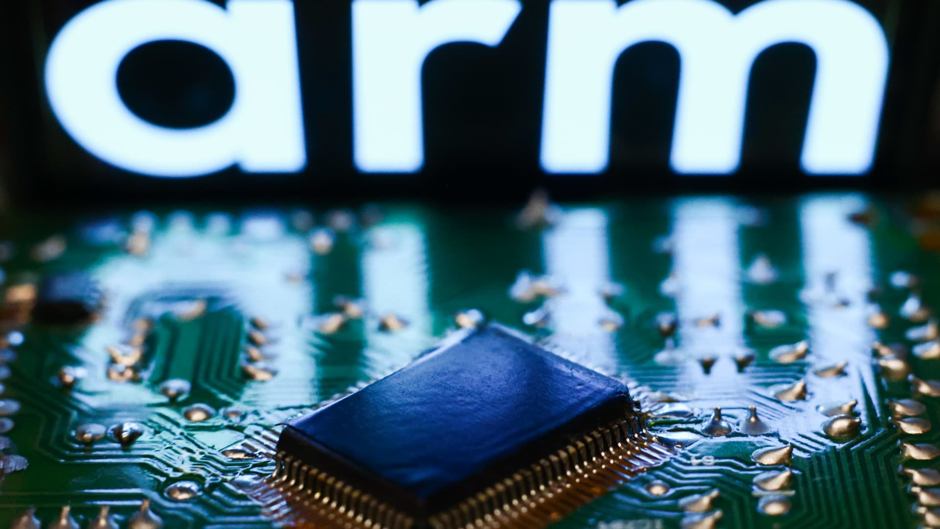 A Softbank’s Arm 2025-ig piacra dobja az AI chipet a robbanásszerű kereslet közepette