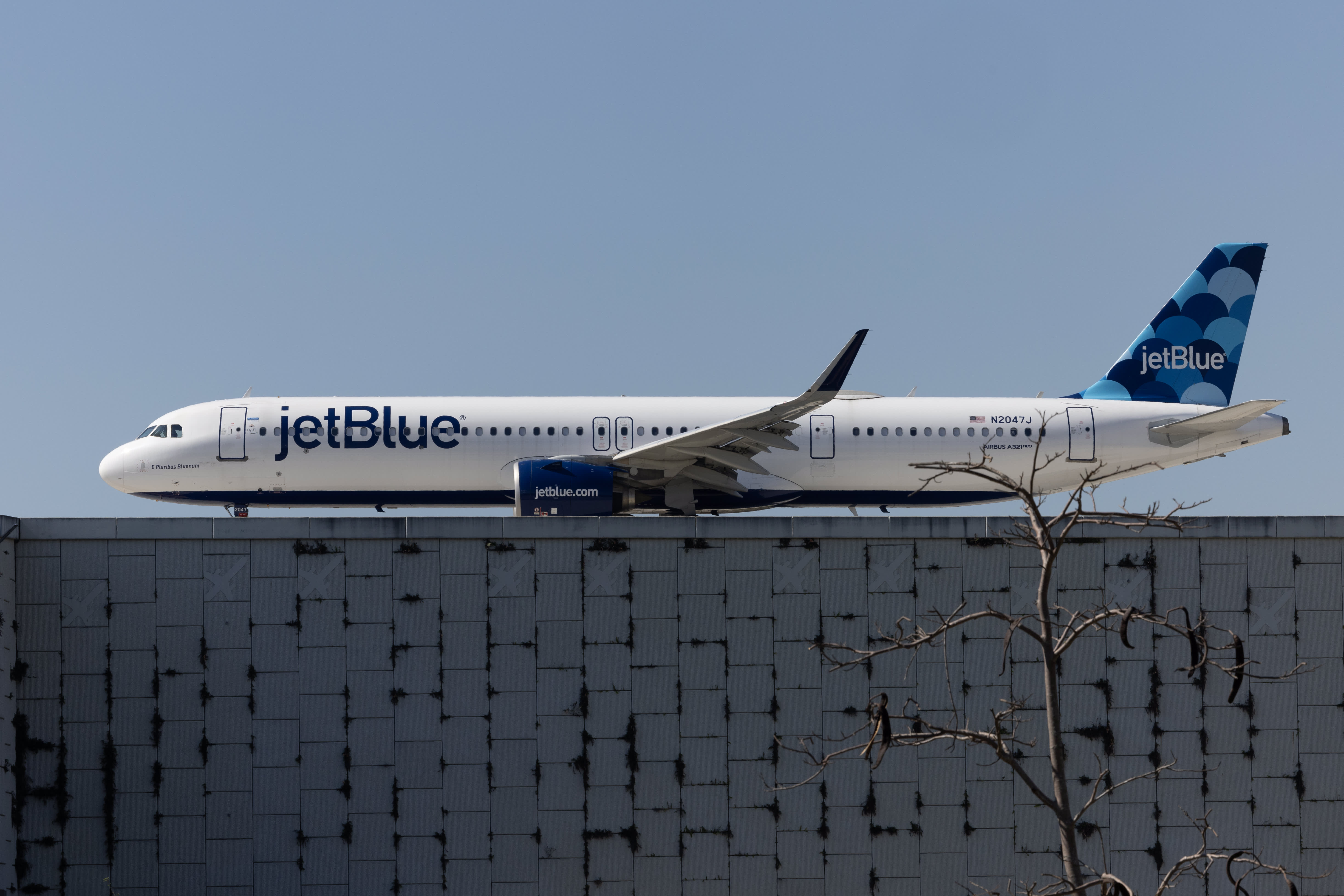 JetBlue corta rutas que cubren LAX y Sudamérica