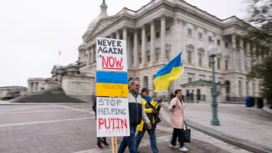 WASHINGTON, DC – 11 DE FEBRERO: Simpatizantes de Ucrania portan pancartas y enarbolan una bandera ucraniana frente al edificio del Capitolio de los Estados Unidos mientras el Senado trabaja durante el fin de semana en un proyecto de ley de ayuda exterior de 95.300 millones de dólares con asistencia para Ucrania e Israel el 11 de febrero de 2024 en Washington, DC .  El proyecto de ley incluye 60 mil millones de dólares para apoyar a Ucrania en su lucha contra Rusia, 14,1 mil millones de dólares en asistencia de seguridad para Israel, 9,2 mil millones de dólares en asistencia humanitaria y 4,8 mil millones de dólares para apoyar a los socios regionales en el Indo-Pacífico.