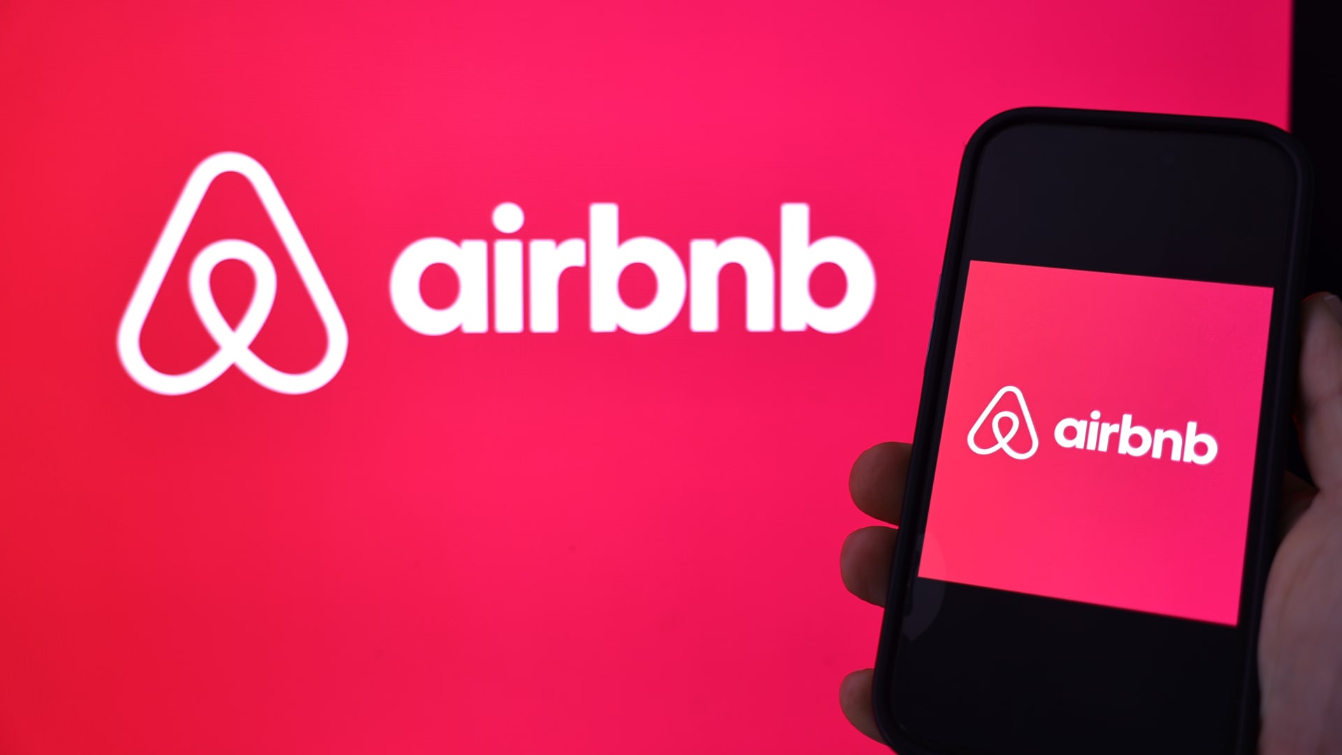 Airbnb beats earnings anticipations for first quarter but offers weaker-than-expected steerage