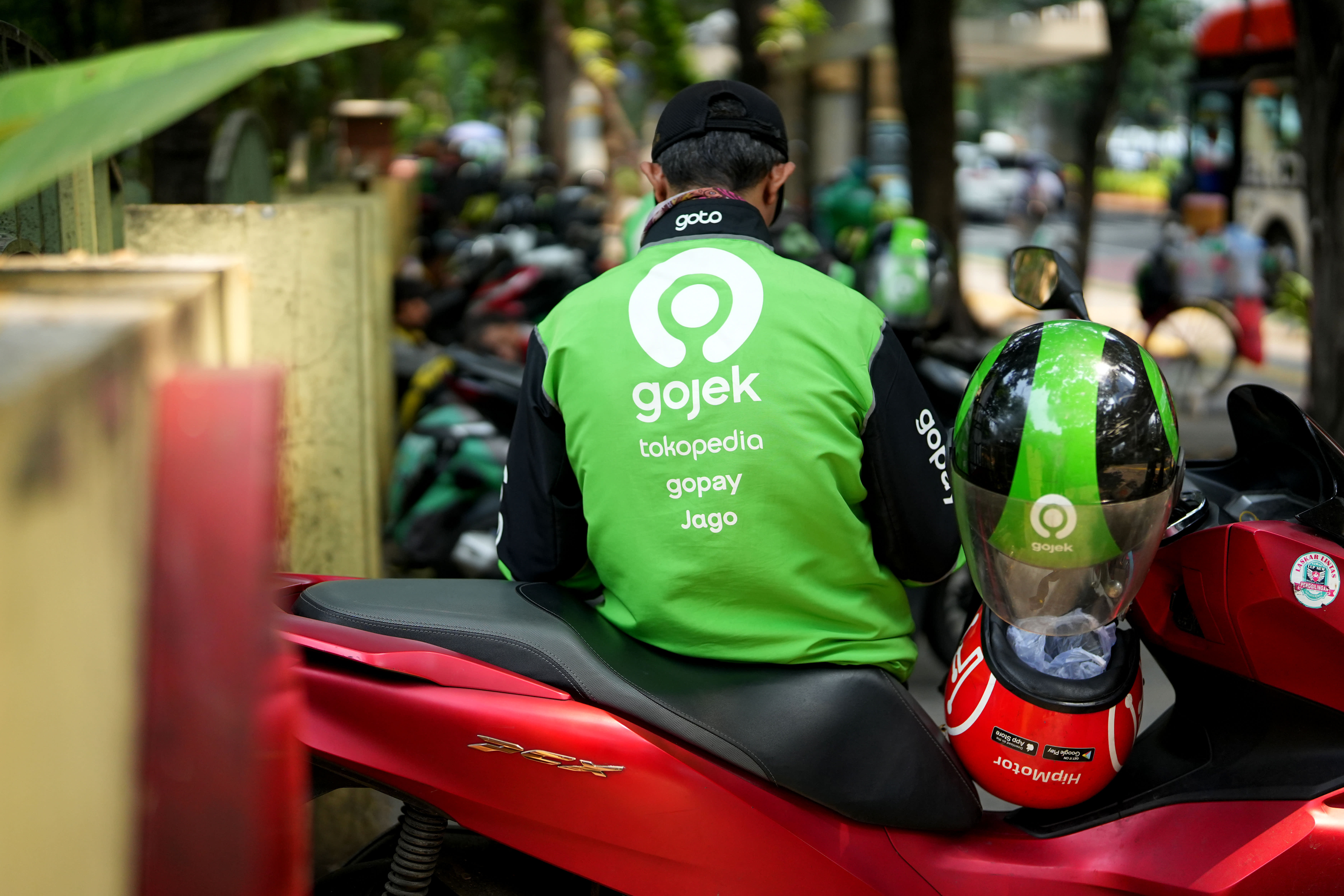 GoTo Indonesia menyangkal pembicaraan merger dengan saingannya, Grab