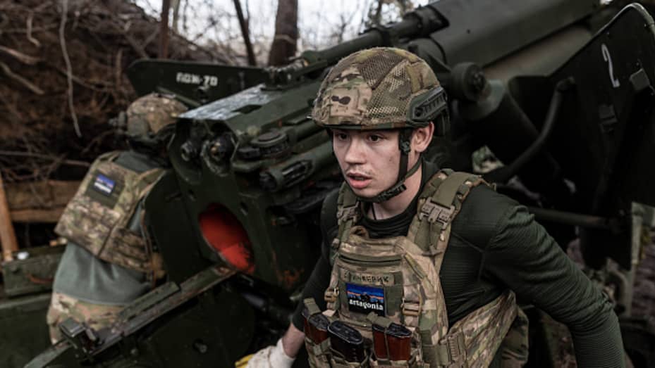 ÓBLAST DE DONETSK, UCRANIA - 14 DE FEBRERO: Soldados ucranianos preparan proyectiles de artillería en dirección a Kreminna, en el óblast de Donetsk, Ucrania, el 14 de febrero de 2024. (Foto de Diego Herrera Carcedo/Anadolu vía Getty Images)