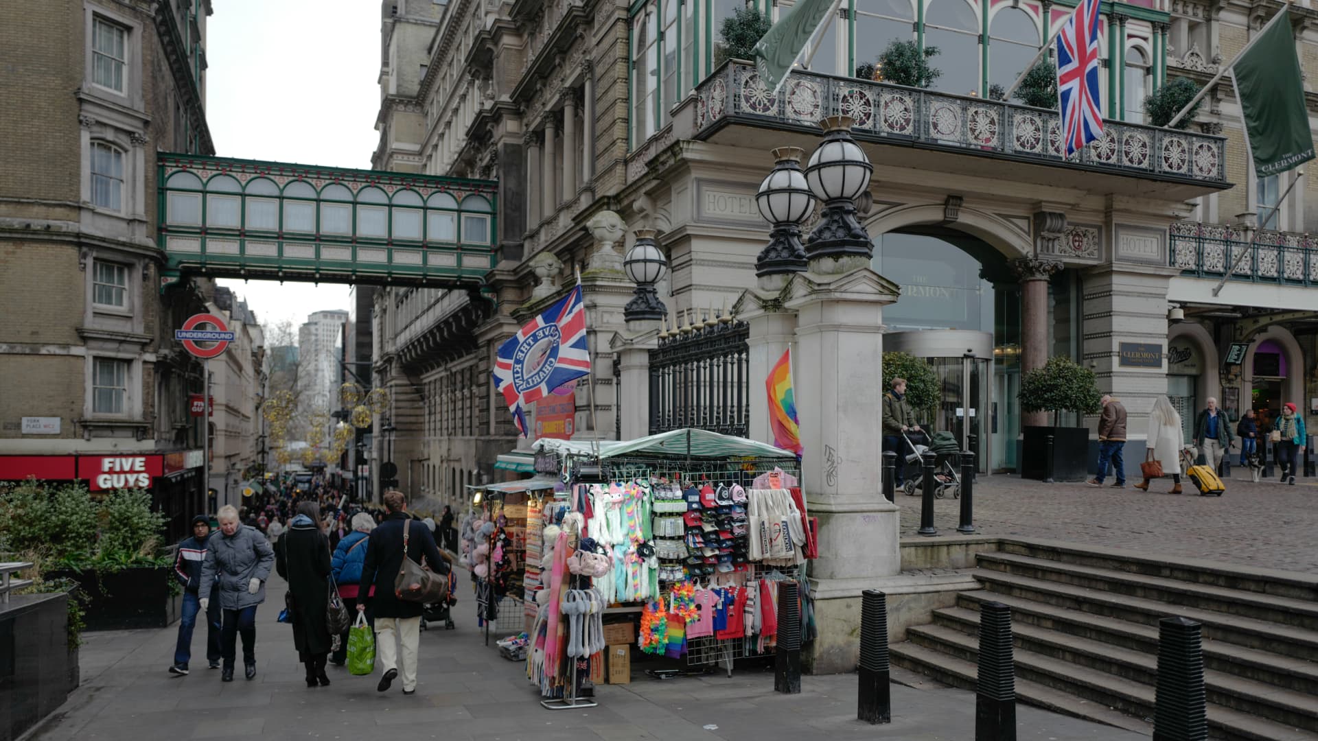 U.K. retail rebound provides glimmer of light for recession-hit nation