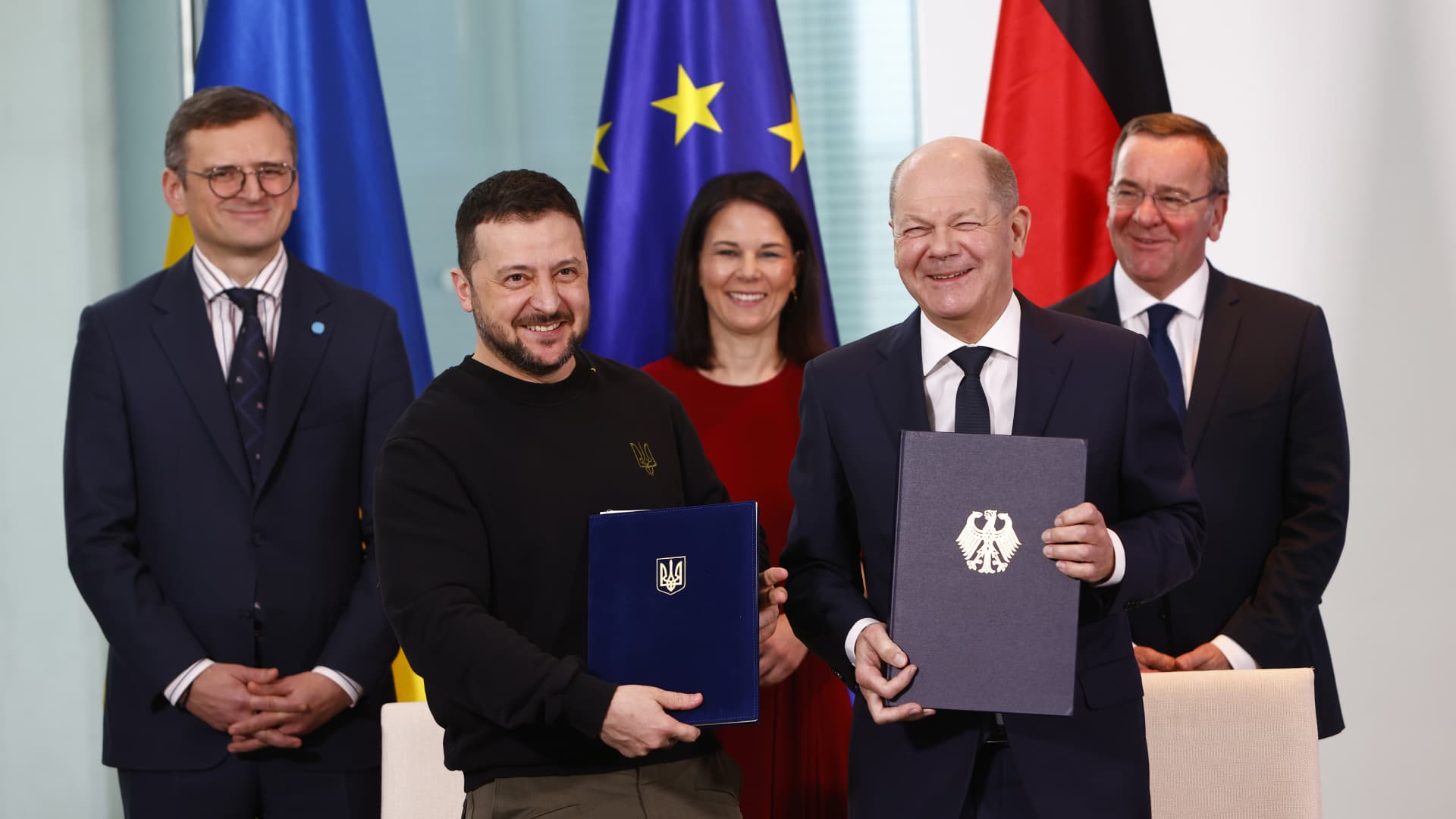 German Chancellor Olaf Scholz and Ukrainian President Volodomyr Zelensky sign an economic and security agreement as Ukranian foreign minister Dmytro Kuleba, (L) Foreign Minister, Annalena Baerbock (C) and Defence Minister, Boris Pistorius (R) watch at the Chancellery on February 16, 2024 in Berlin, Germany. 