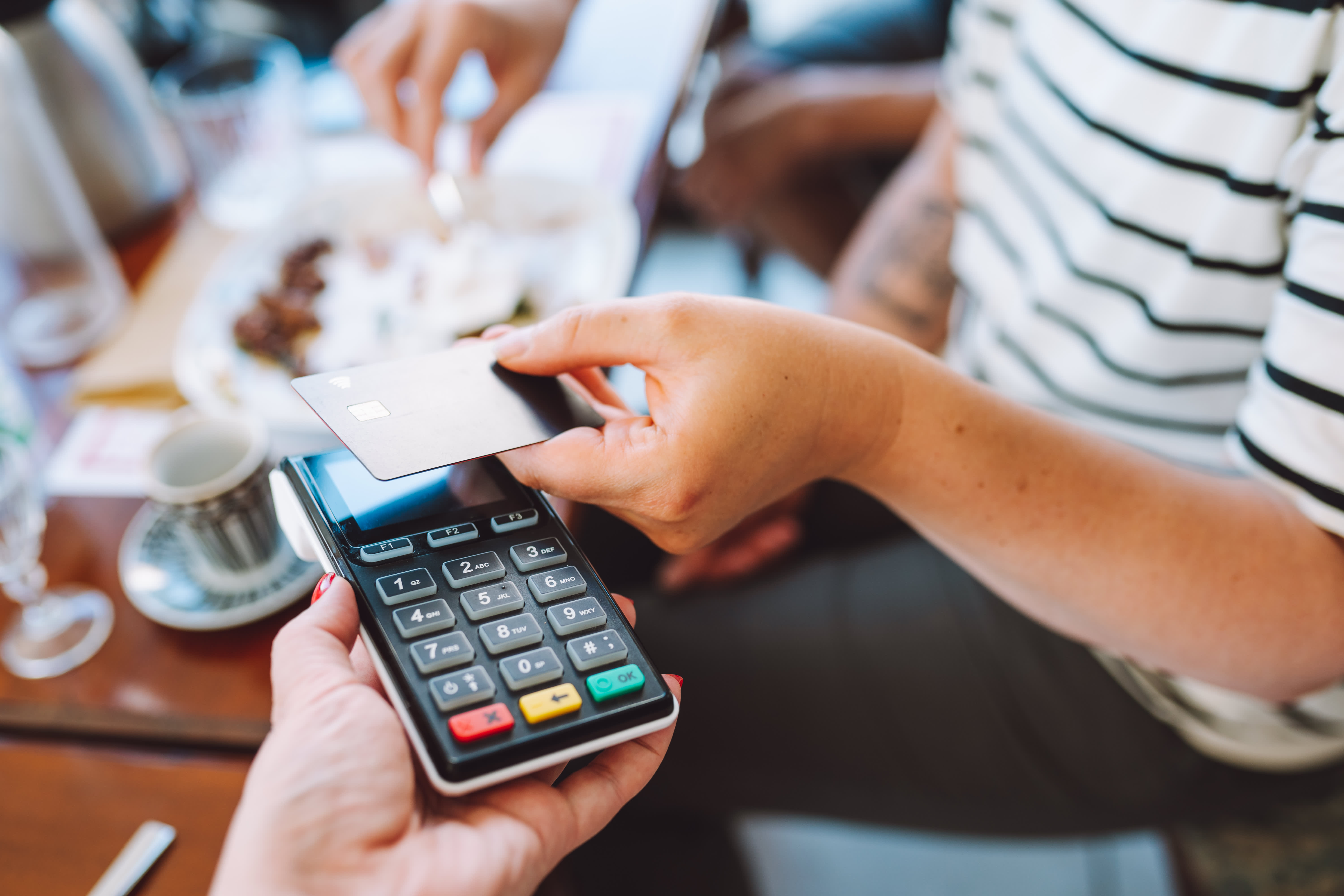 Kreditkartennutzer können mehr als 400 US-Dollar pro Jahr sparen, indem sie den Aussteller wechseln: CFPB