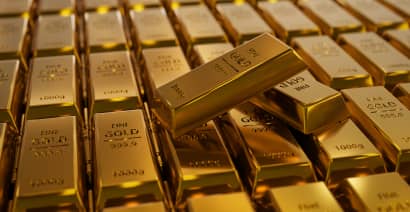 Gold hits over one-week high as dollar eases, Fed minutes on radar 
