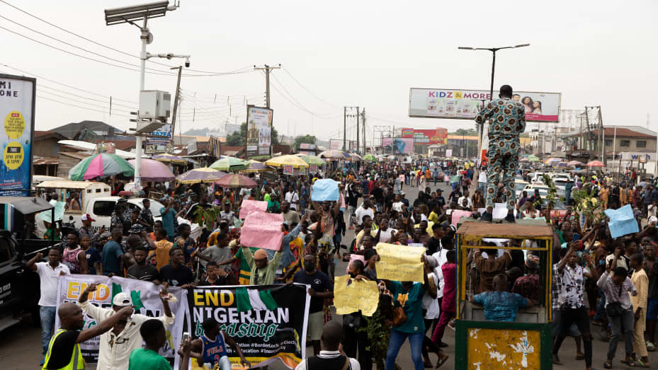 Se ve a manifestantes en una protesta contra el aumento de precios y las duras condiciones de vida en Ibadan el 19 de febrero de 2024. (Foto de SAMUEL ALABI/AFP) (Foto de SAMUEL ALABI/AFP vía Getty Images)