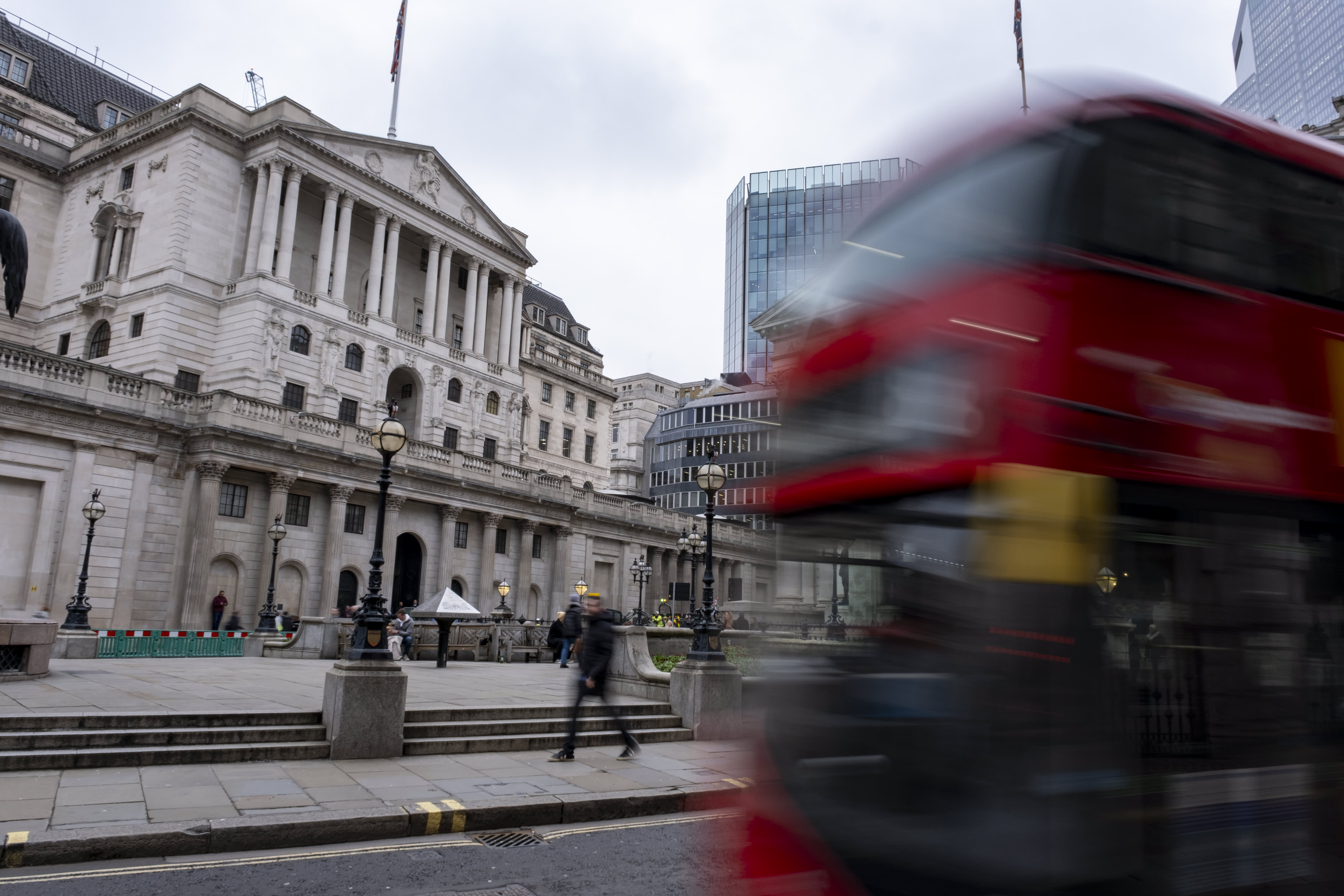 Die Bank of England hält an den Zinssätzen fest, gibt jedoch ein pessimistisches Signal hinsichtlich Senkungen