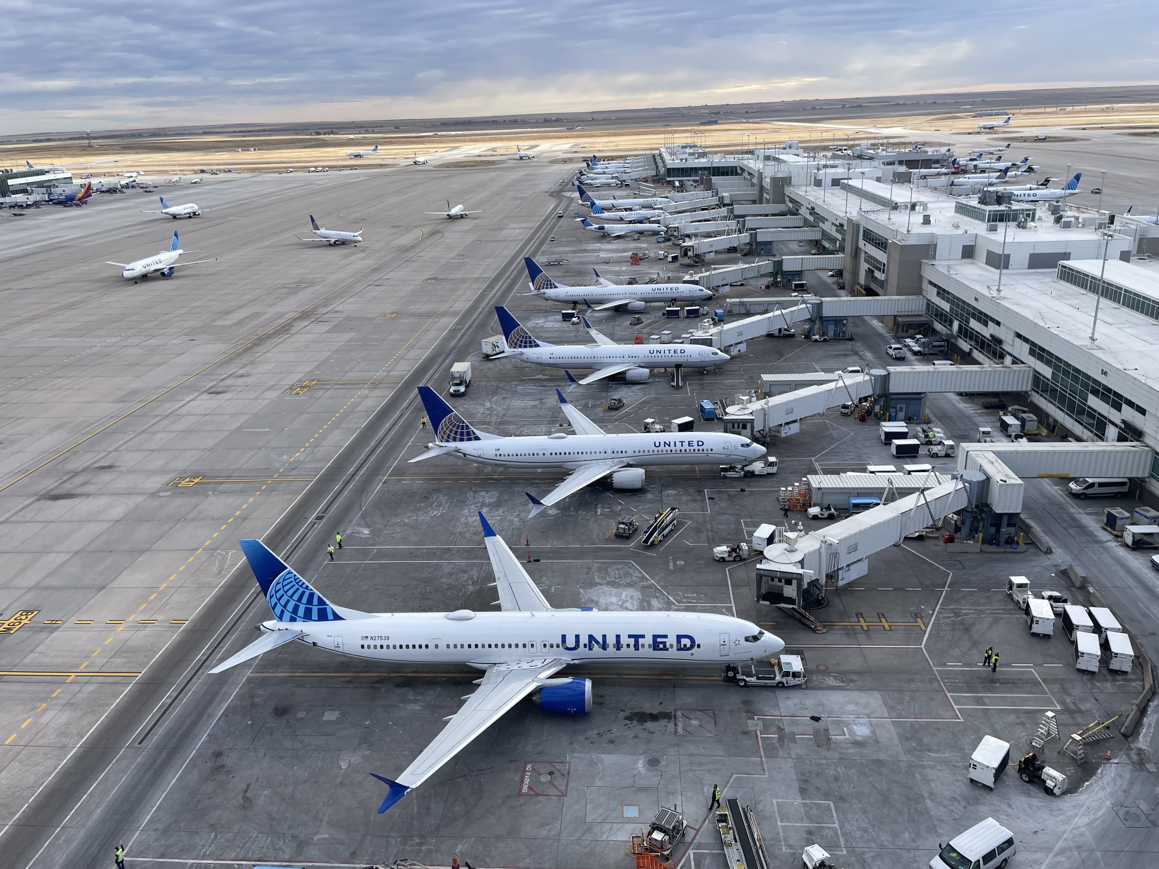 United Airlines podnoszą opłaty za bagaż rejestrowany o 5 dolarów, podążając za liniami American