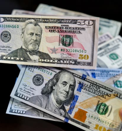 Dollar regains momentum as yen struggles