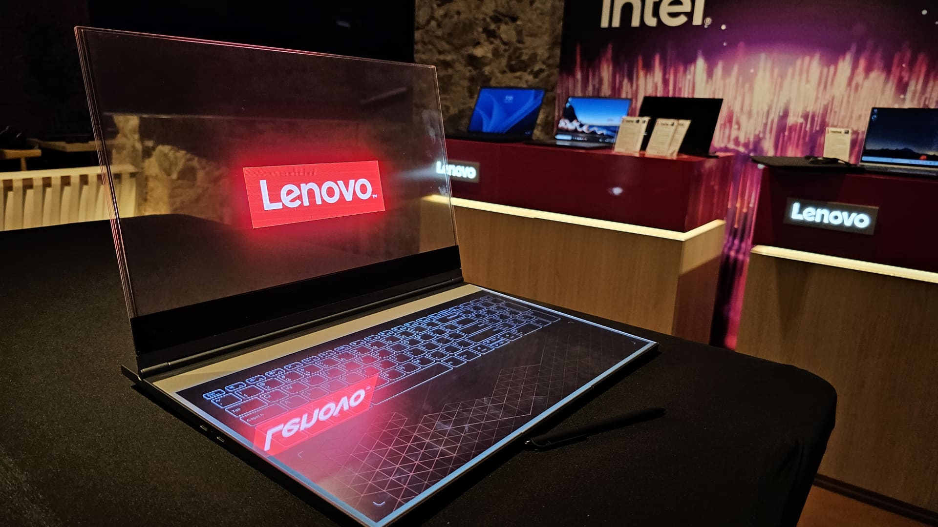 Kinas Lenovo viser frem en bærbar datamaskin med gjennomsiktig skjerm