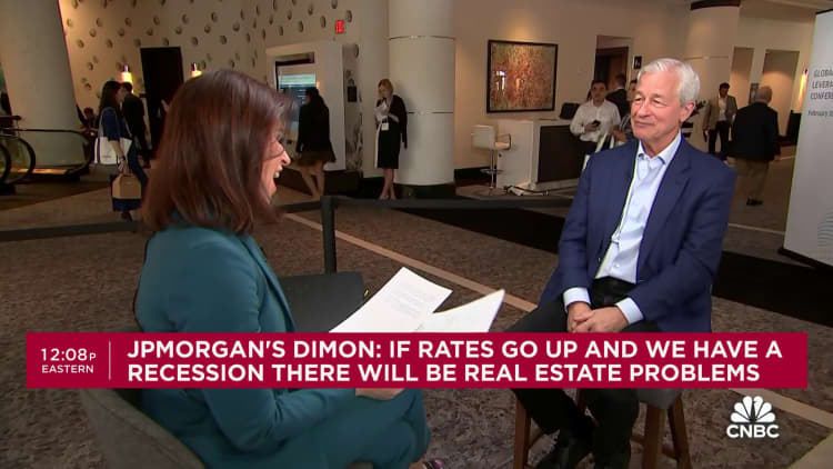El director ejecutivo de JPMorgan, Jamie Dimon, habla sobre el estado de la economía de EE. UU., los riesgos del sector inmobiliario comercial y la exageración de la IA