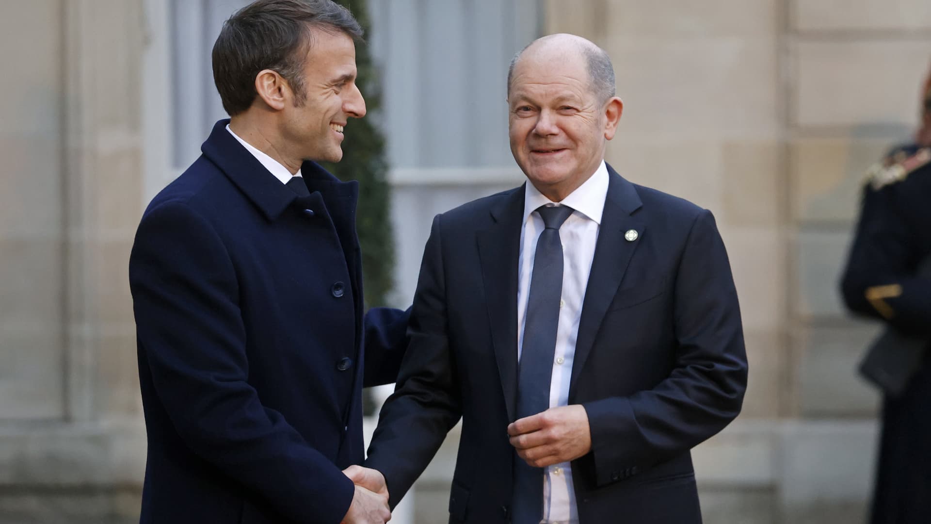 French President Emmanuel Macron welcomes German Chancellor Olaf Scholz as he arrives to attend a conference in support of Ukraine with European leaders and government representatives on February 26, 2024 in Paris, France. 