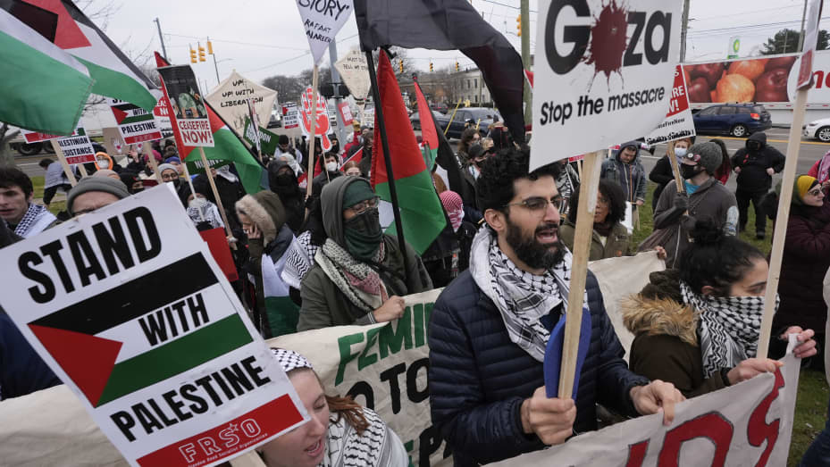 Manifestantes pro palestinos marchan durante una visita del presidente Joe Biden en Warren, Michigan, el 1 de febrero de 2024.