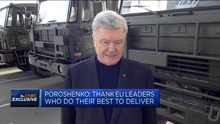 Ukraine needs weapons urgently, rather than Western ground troops, Petro Poroshenko says