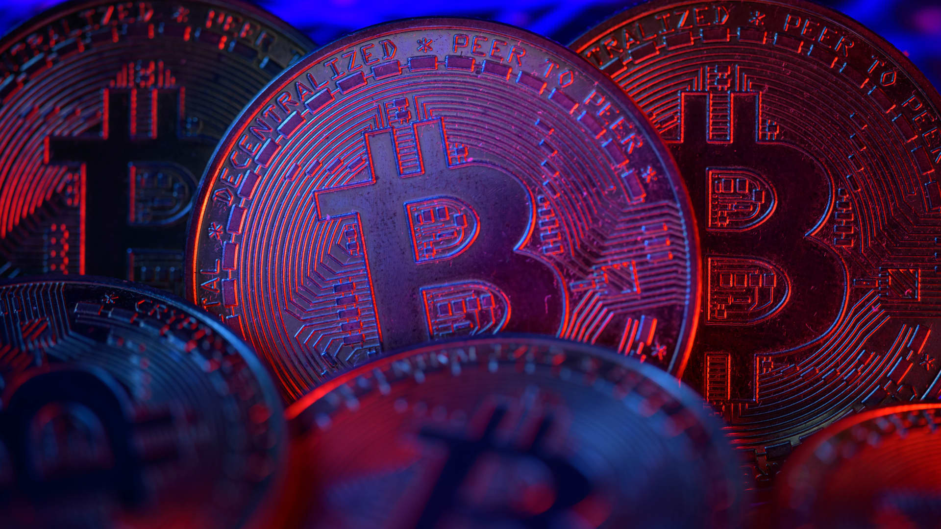 Bitcoin rises, trading at ,000 to cap a winning month 
