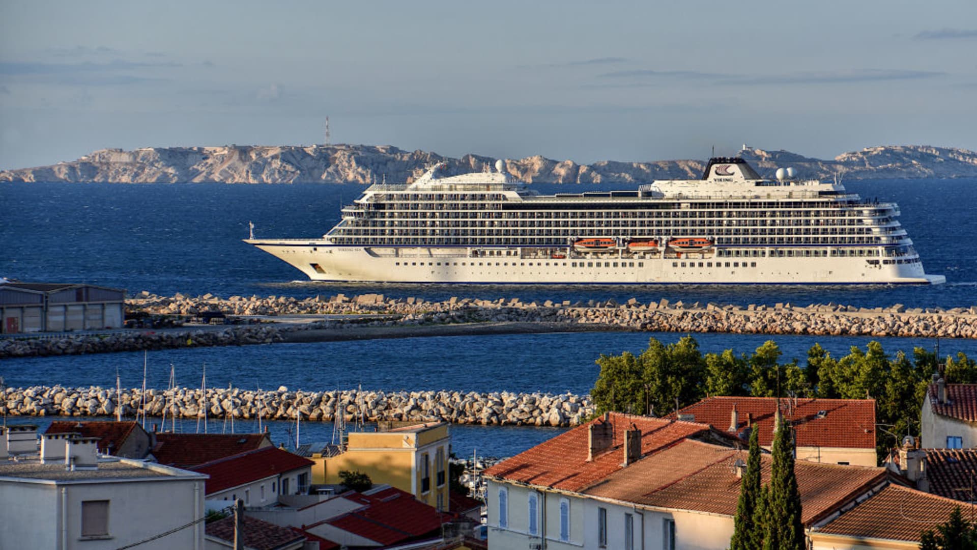 Possible Viking IPO is latest sign cruise industry is a good bet for investors, according to analyst. How to play it