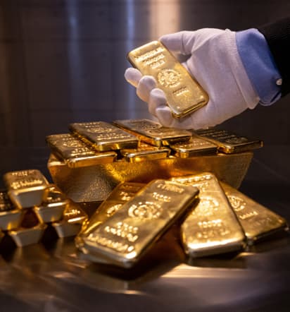 Gold holds steady as geopolitical risks counter rate cut concerns 
