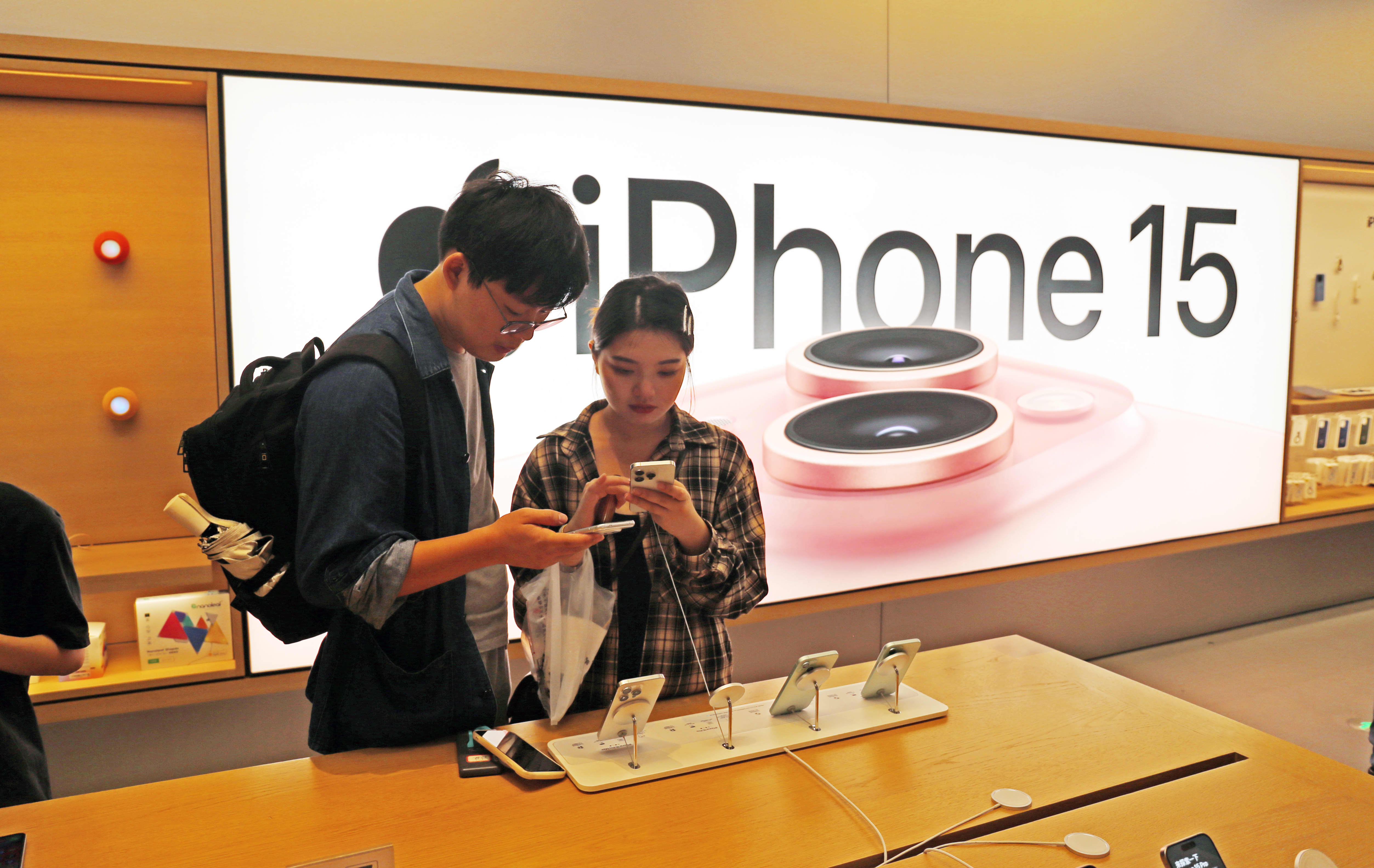 Chinese retailers further discount iPhone 15 amid slowing sales