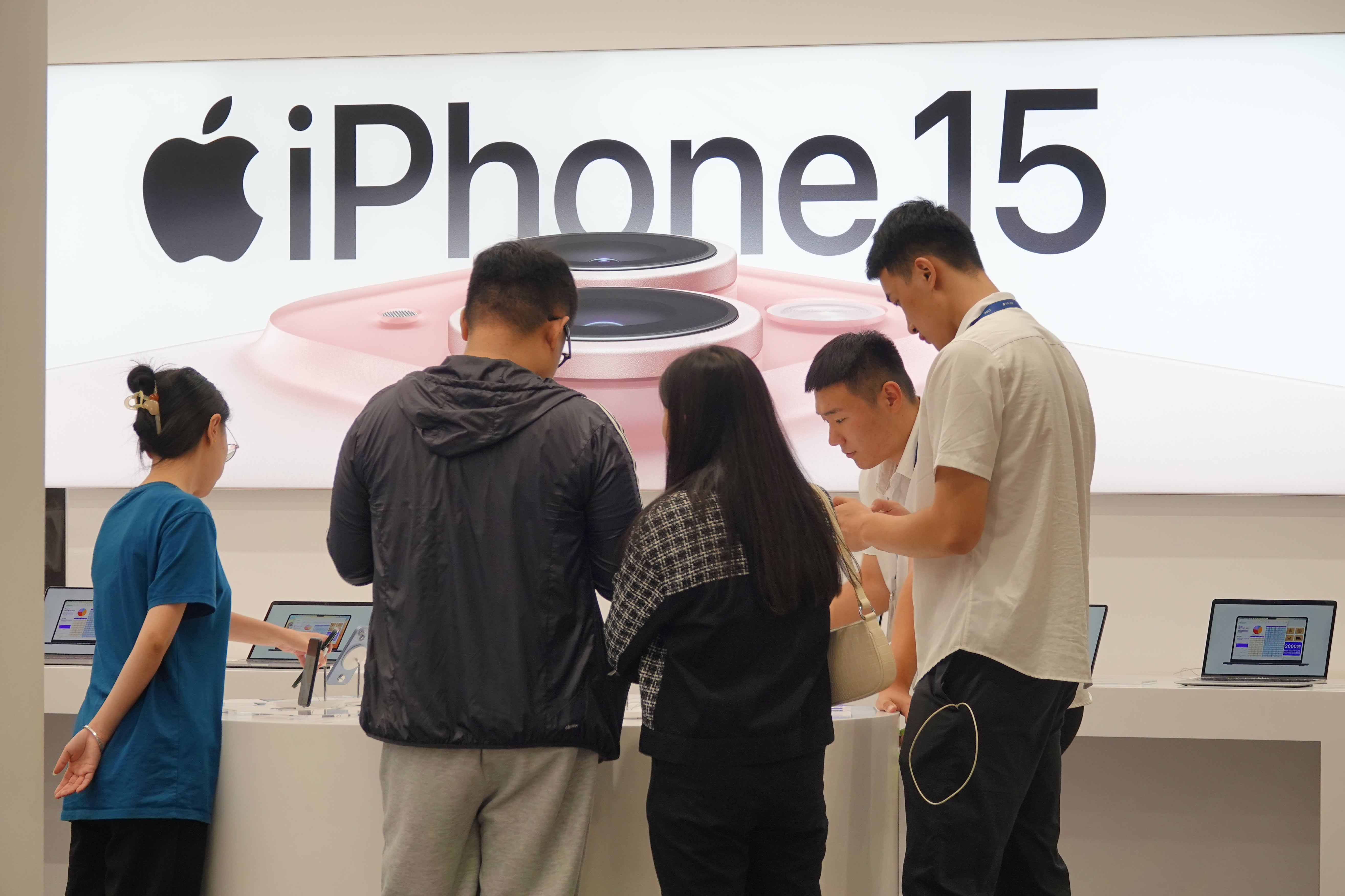 Apple Apple iphone profits plunge 24% in China as Huawei resurges, report says