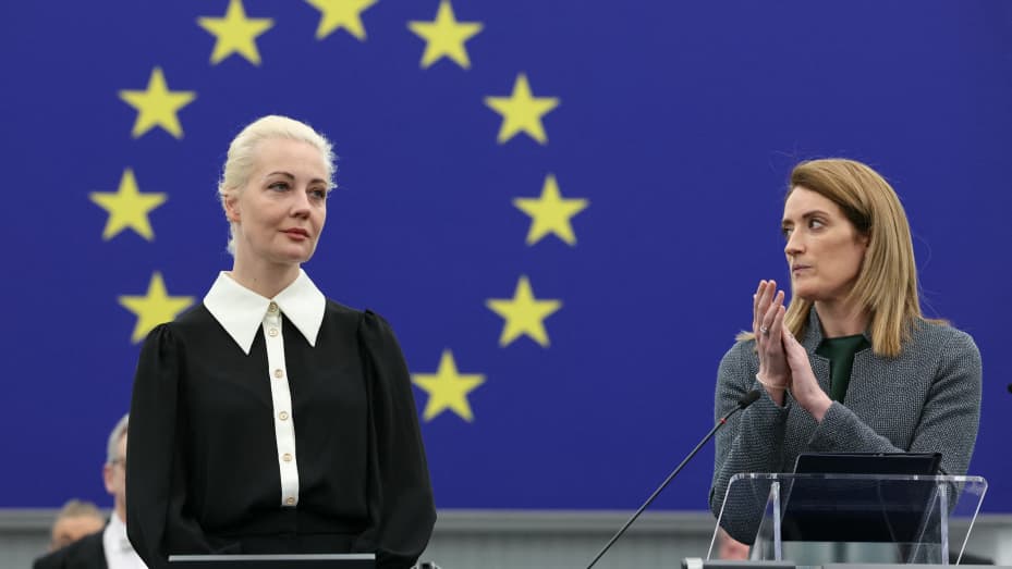 Yulia Navalnaya (L), widow of Kremlin opposition leader Alexei Navalny, who died on February 16 in a Russian prison, is applauded by European Parliament President Roberta Metsola (R) after addressing the European Parliament in Strasbourg, eastern France, on February 28, 2024. Russian opposition leader Alexei Navalny's funeral service will be held at a church in southern Moscow on March 1, 2024, allies of the politician said. (Photo by FREDERICK FLORIN / AFP) (Photo by FREDERICK FLORIN/AFP via Getty Images)