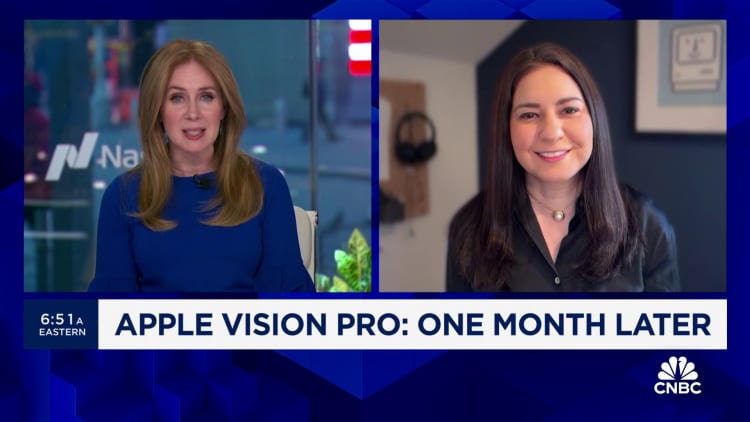 WSJ's Joanna Stern on the Apple Vision Pro a month later: I reach for it a lot less