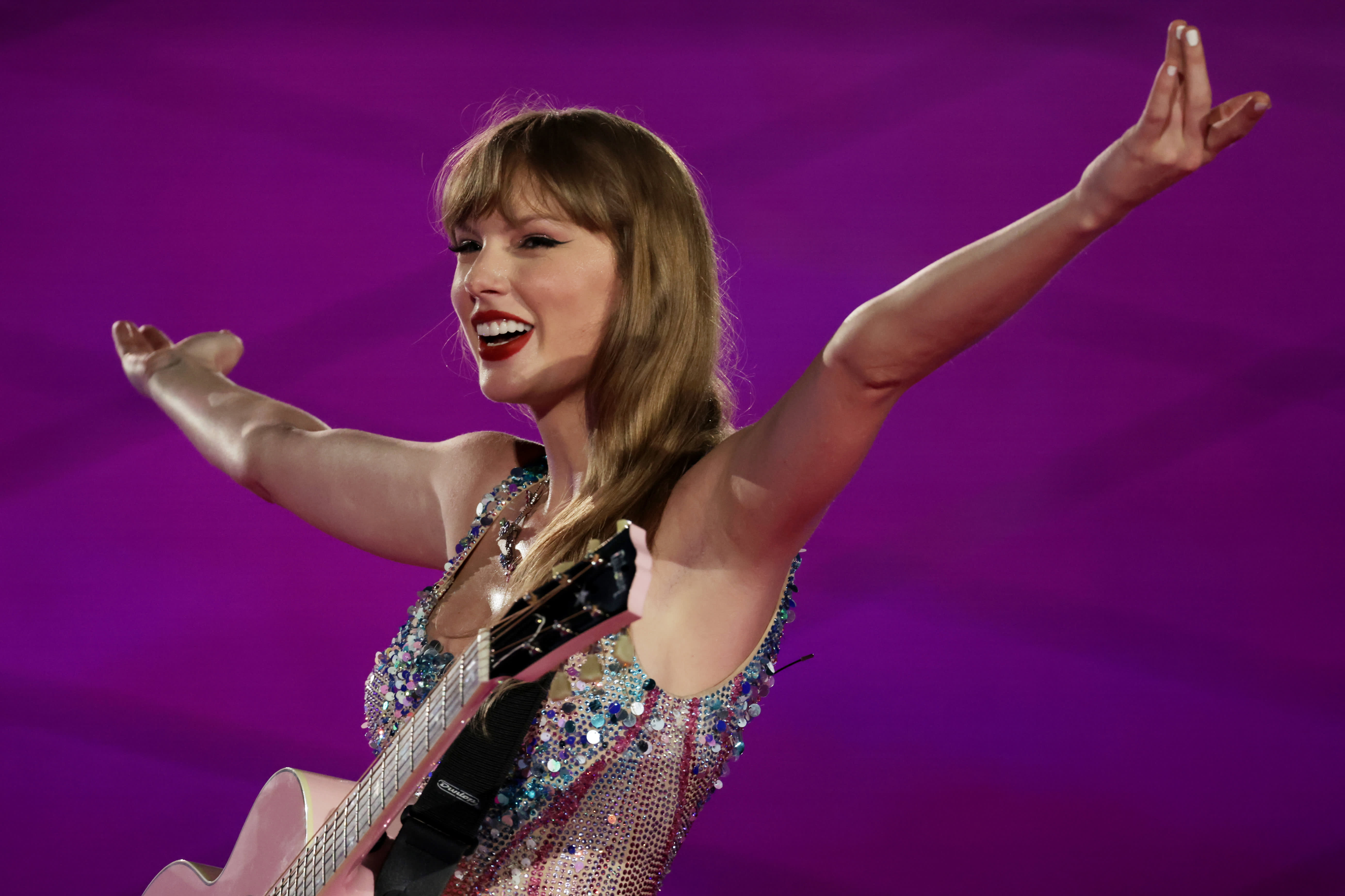 Kontroversi memanas setelah Perdana Menteri Singapura mengatakan kesepakatan Taylor Swift bukannya 'tidak bersahabat'