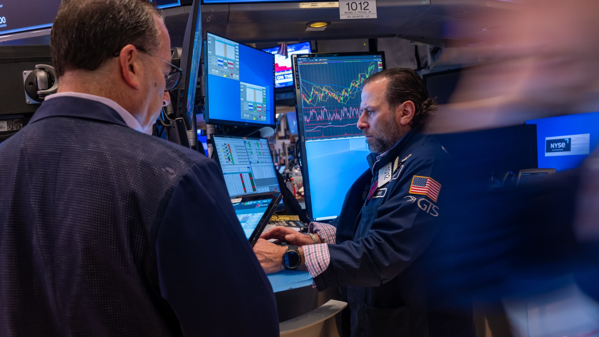 Stocks pop after Fed decision, oil plunges, earnings mixed — what to watch in the market