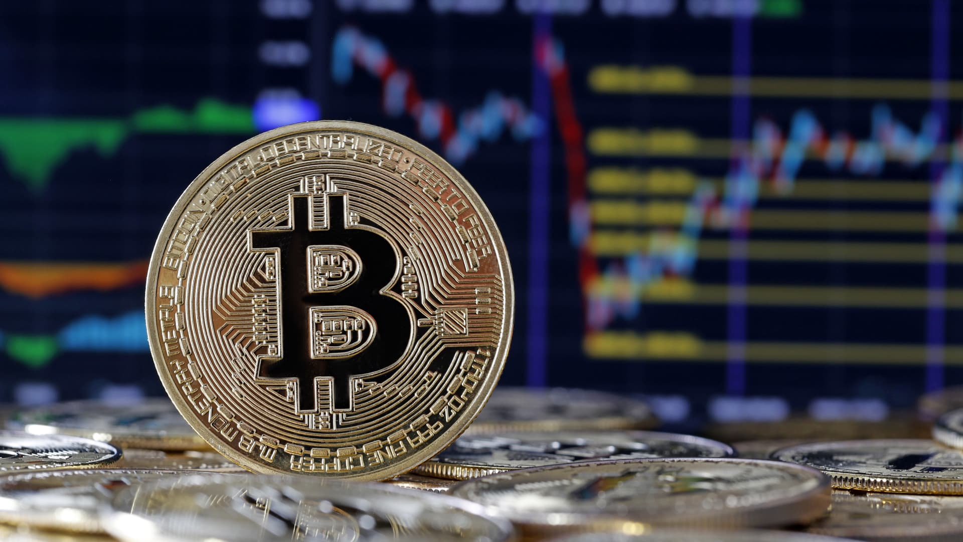 Bitcoin hits fresh record high above ,000 as UK opens the door to crypto exchange-traded products