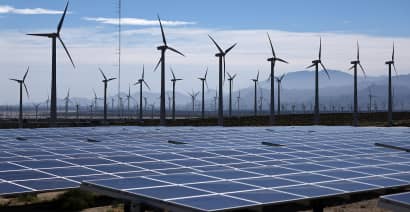 U.S. energy panel approves rule to expand transmission of renewable power