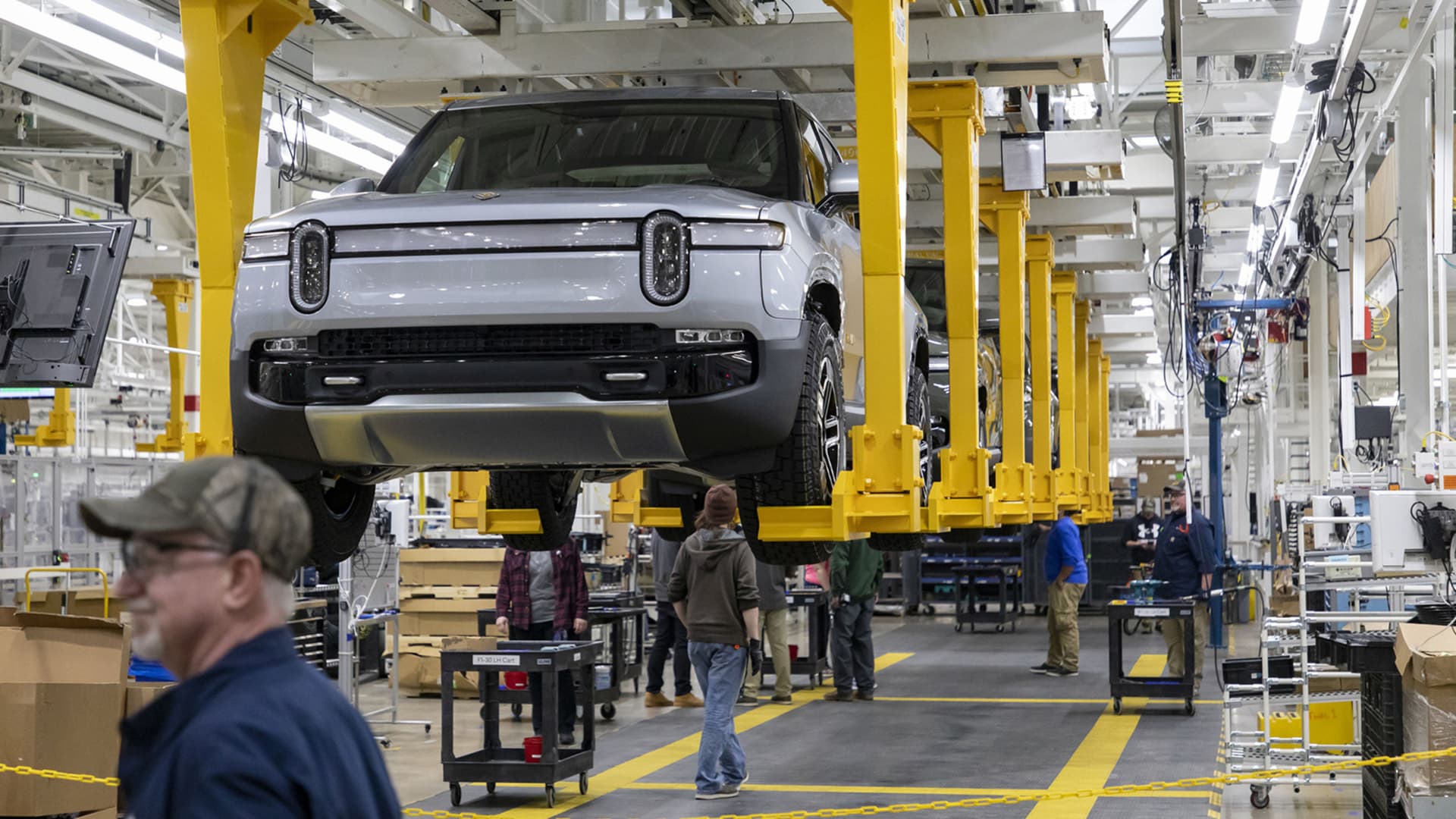 Rivian, Lucid and other EV startups scramble to shore up cash and reassure Wall Street Auto Recent